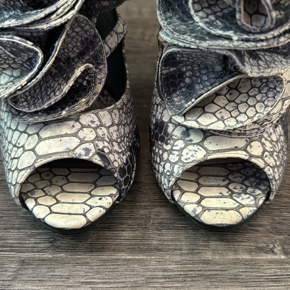 Saks Fifth Avenue Ruffled Snake Print Heels, leather 8.5, open toe, 4.5” heel - Picture 7 of 8